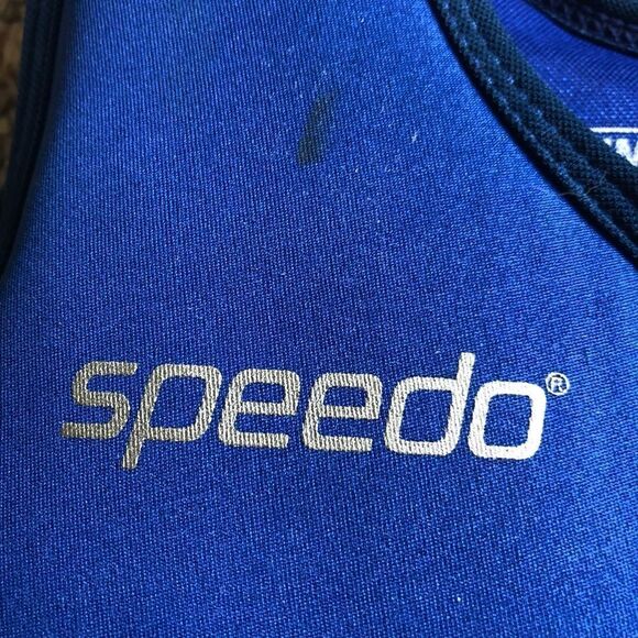 Life jacket by Speedo for a 2/4 yr old - Picture 2 of 4